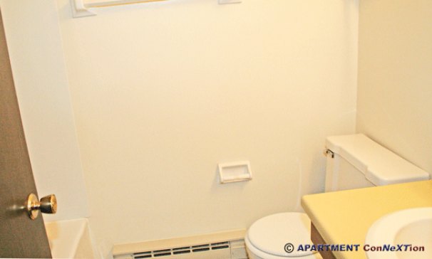 Full Bathroom with Tub/Shower