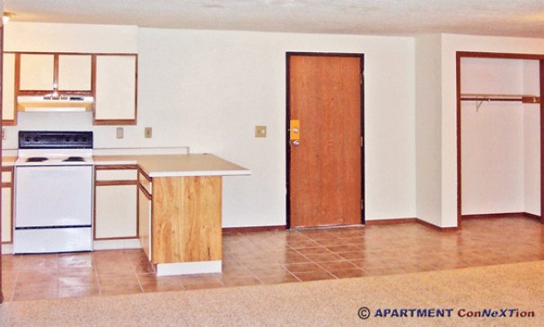 Kitchen Snack Bar & Entry