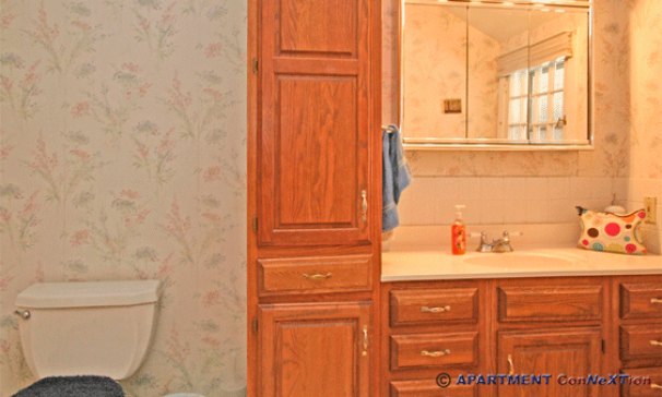 Very Large Full Bathroom