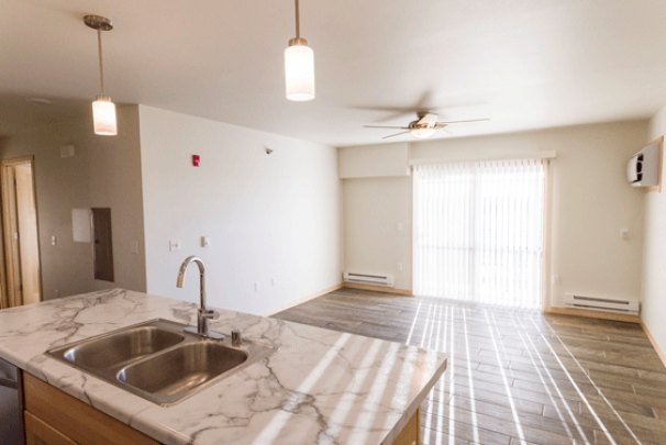 Kitchen (looking to living room)