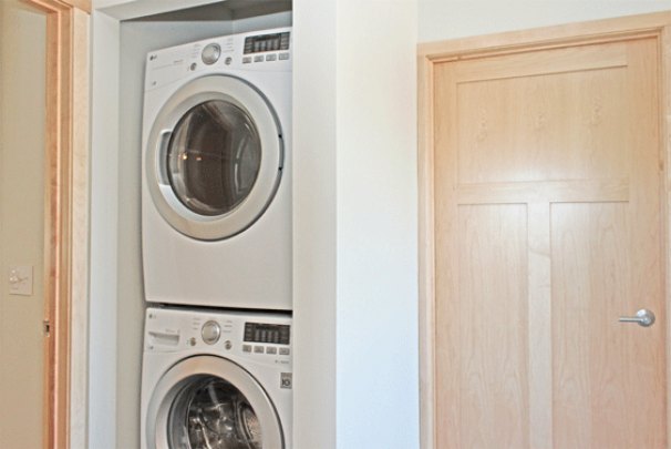 Washer / Dryer (hallway)