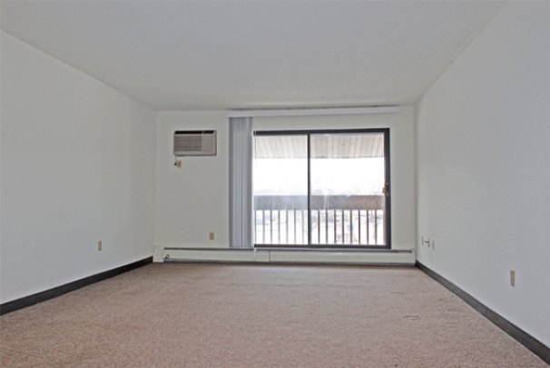 Living Room (11' x 12'6")