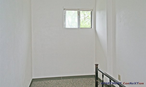 Office Alcobe (top of stairs)