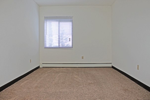Master Bedroom (10' x 17')