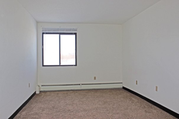 Bedroom 2 (11' x 11')