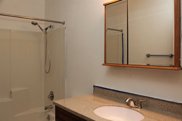 Full Bathroom (Upper Level) Full Bathroom (Upper Level)