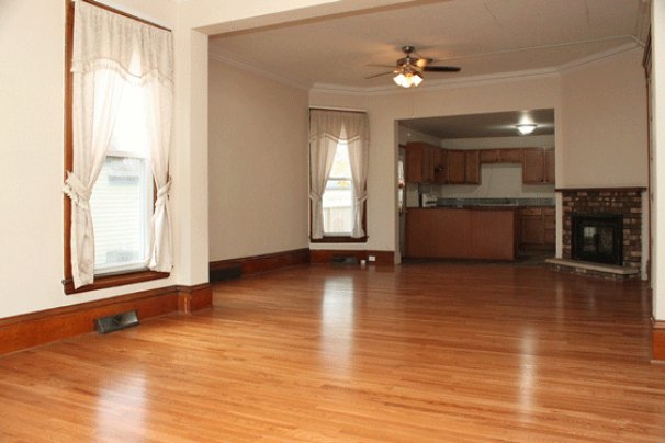 Living Room (to kitchen)