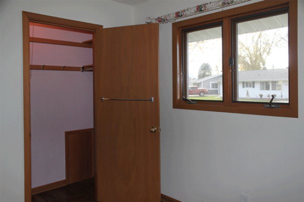 Bedroom 2 (walk-in closet)