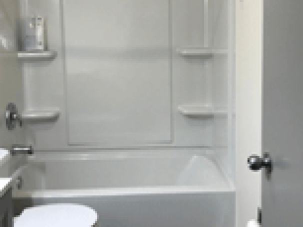 Bathroom (Full Tub/Shower)