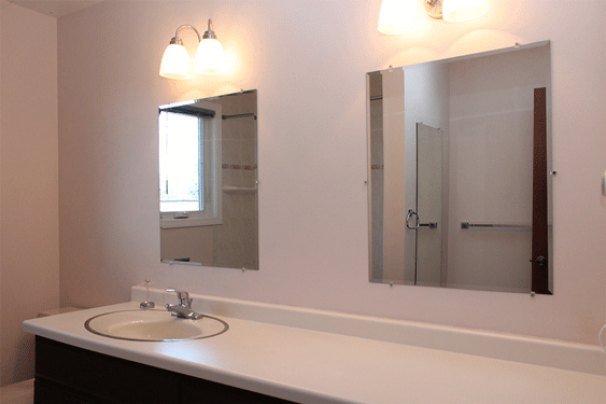 2nd Full Bathroom (with tub/shower)