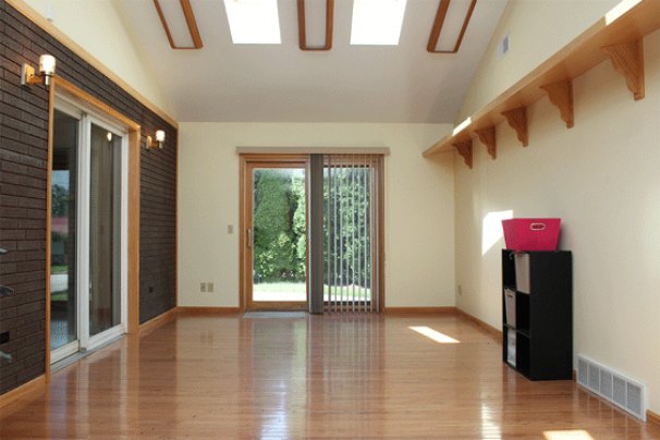 Huge Bonus Room (skylights & dual patio doors)