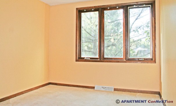 Bedroom 2 (middle level)