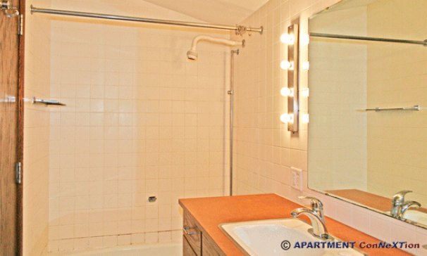 Bathroom 2 (middle level)