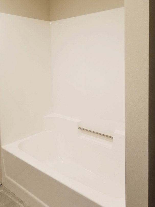 Bathroom Full Tub/Shower